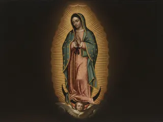 Pintura de estilo barroco: la Virgen de Guadalupe con el manto de estrellas, los rayos de sol y el ángel bajo la luna